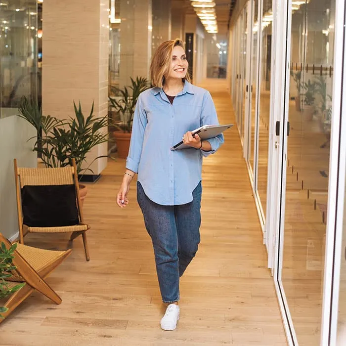 femme qui se promène dans Office Factory